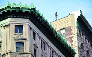 雕像跳楼哥 吓坏全纽约