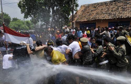 印尼逾千居民就拆迁房屋与警察发生冲突(图)