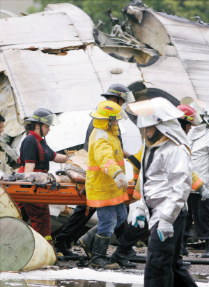 坠毁钢厂内36人生还