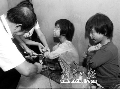 4女童被锁毛坯房遭虐待