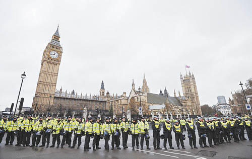 英国警察在伦敦市中心议会大厦附近维持秩序