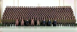 朝中社26日提供的照片显示，朝鲜最高领导人金正日（前排右四）和劳动党中央军事委员会副委员长金正恩（前排左三）等日前与朝鲜功勋国家合唱团成员合影。新华社发
