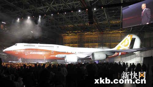 波音最新型747客机首次亮相 三级客舱布局