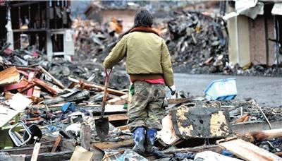 日本首次集体埋葬地震遇难者