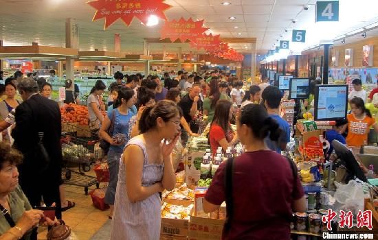 当地时间8月26日晚，飓风“艾琳”来袭，纽约居民忙着到超市购物储货，水和面包是最受欢迎的，图法拉盛一家华人超市收银繁忙超往日。中新社发 孙宇挺 摄
