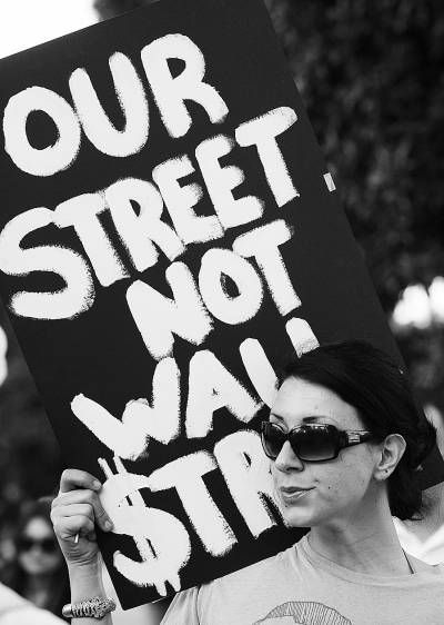 10月2日，在美国加利福尼亚州洛杉矶市政厅外，抗议者高举标语。赵汉荣 摄(新华社发)