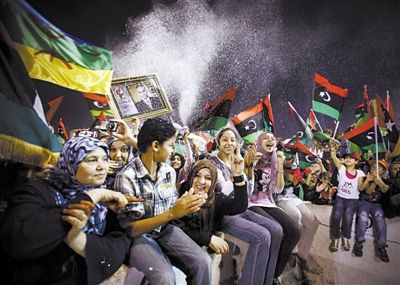 10月23日，的黎波里，利比亚人民庆祝解放。