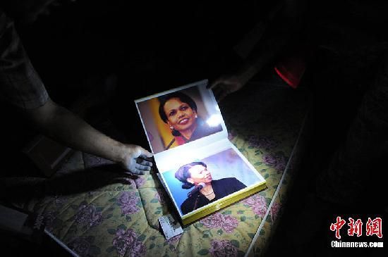 8月24日，利比亚的黎波里，利比亚反对派在洗劫卡扎菲住所时发现了一本名为“我亲爱的”私人相册，里面放满了卡扎菲珍藏的美国前国务卿康多莉扎·赖斯的个人照片。