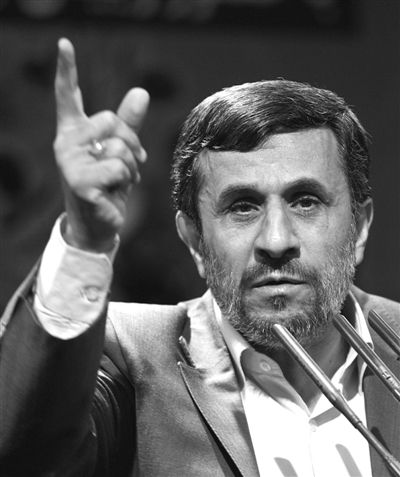 伊朗总统内贾德强调，伊朗“无需拥有原子弹，就可以斩断美国人的手”。