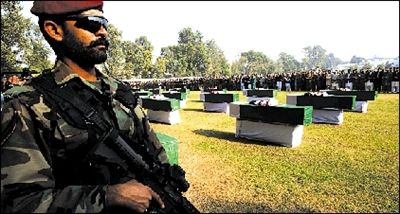 11月27日，在巴基斯坦白沙瓦，巴基斯坦士兵在葬礼上警戒。新华社发