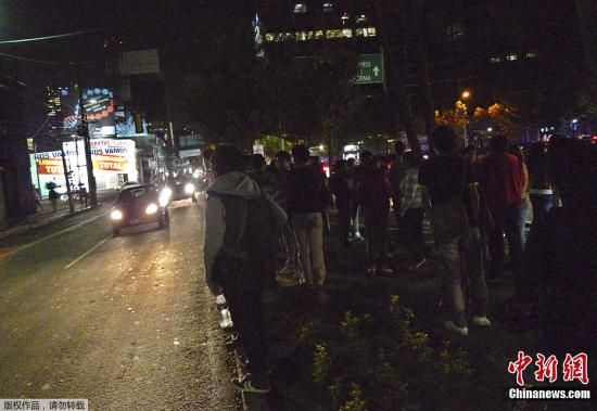 墨西哥当地时间12月10日晚7时47分（北京时间11日上午9时47分），墨西哥西南部的格雷罗州发生里氏6.7级强烈地震。首都墨西哥城也有震感。截至发稿时止，还没有人员伤亡或财产损失的报告。图为当地居民纷纷跑出大楼，在街头室外躲避。