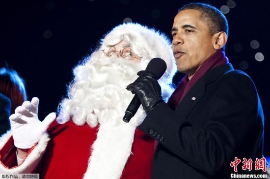 当地时间12月1日，美国首都华盛顿白宫前，美国总统奥巴马在国家圣诞树点亮仪式现场演唱圣诞颂歌。  