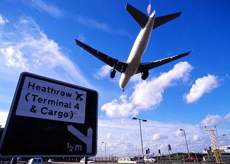 威廉王子夫妇险遇空难 惊魂之后平安落地 - 中