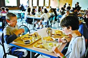 多国学校午餐观察:英国学校供垃圾食品被视丑闻