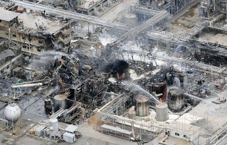 4月22日凌晨2点15分左右，日本三井化学公司位于山口县和木町的岩国大竹工厂发生爆炸，并引发火灾。图为消防车正在灭火。(共同社)