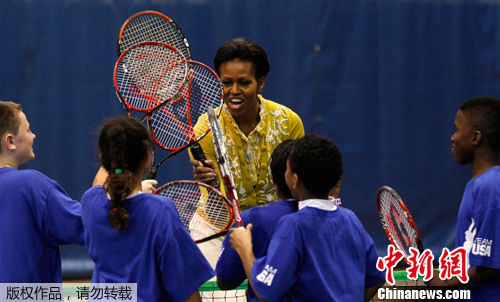 ����ͼ��2012��3��13�գ�������ʢ�٣�Ӣ����һ���˹�ͬ�μ���������ѧ�ٰ�İ����������ڻ��������һ������Ъ�����������ա�