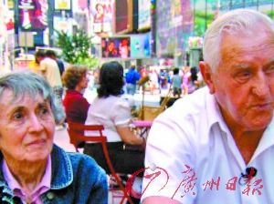 “胜利之吻”男女主角67年后再聚