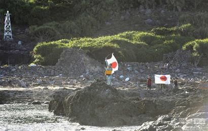 日本右翼分子登上钓鱼岛