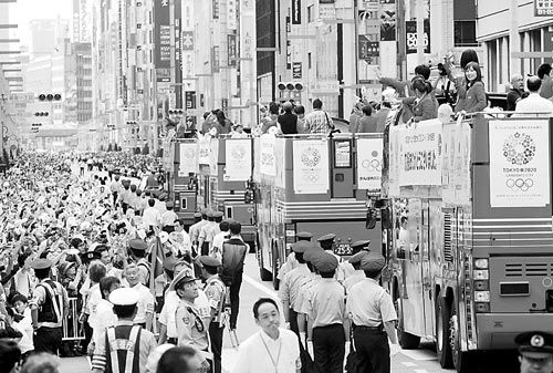 日50万人争睹奥运选手大巡游日政府首次隆重庆功
