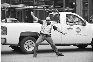 为美国民众解闷 欢乐交警热舞指挥交通