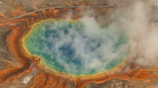 美媒称黄石公园沉睡64万年火山显喷发迹象|黄