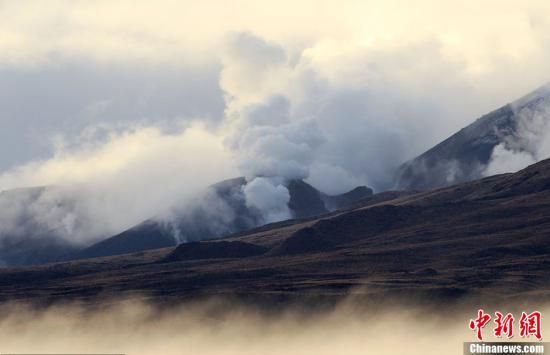 ����ʱ��2012��8��6�գ������������в����������޻�ɽ�ڳ�����100����֮��ͻȻ����������Ĵ�����ɽ�ҵ��º��ࡢ���ٹ�·��ͨ�ܵ�Ӱ�졣ͼΪ�緢�е��������޻�ɽ��ͼƬ��Դ��CFP�Ӿ��й� 