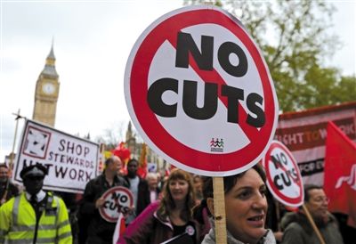 2012年5月10日，英国公共部门职员举行全国性24小时大罢工，抗议政府进行养老金改革。据估计，这次罢工的参加总人数达到40万。资料图片