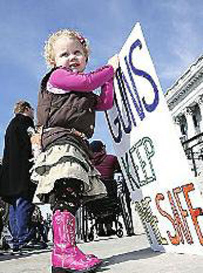 美国2岁女孩背玩具枪参加集会抗议禁枪(图)|禁