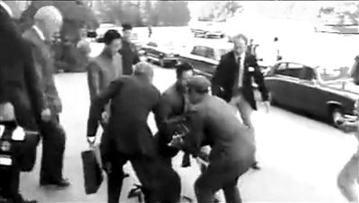 1982��9��24�գ����ж���������������ǰ̨��ˤ��һ������Ƶ��ͼ