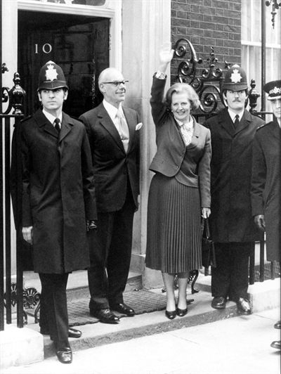 1979年5月 撒切尔夫人率领保守党在大选中获胜，成为英国首位女首相。
