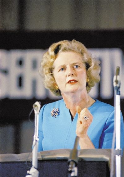 1975年 撒切尔夫人当选保守党领袖，成为英国保守党首位女性领导人。