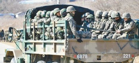 【资料图】韩国士兵坐在军车上。