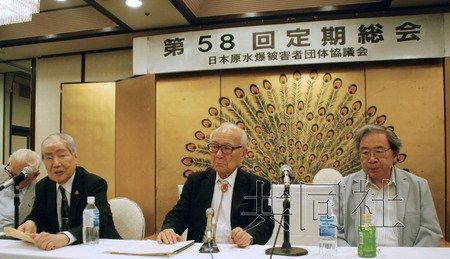 6月5日下午，日本原子弹氢弹爆炸受害者团体协议会在定期大会闭幕后召开记者会。协议会事务局长田中熙巳（中）在记者会上发言。