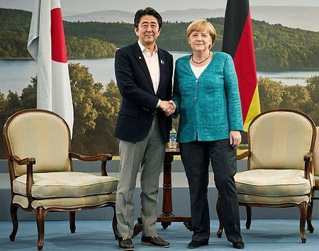 日本首相安倍晋三与德国总理默克尔举行了会谈.