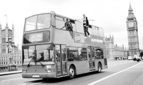 英国魔术师上演空中悬浮 单手攀附巴士车顶(图