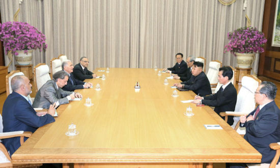 7月24日，朝鲜最高领导人金正恩会见到访的叙利亚代表团。图片来源：朝鲜《劳动新闻》