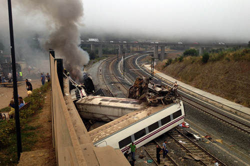 西班牙火车脱轨事故已致80死司机正接受调查