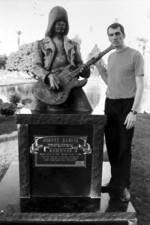 �����ڸ���Լ���ᡤ����Ĺǰ��Ӱ