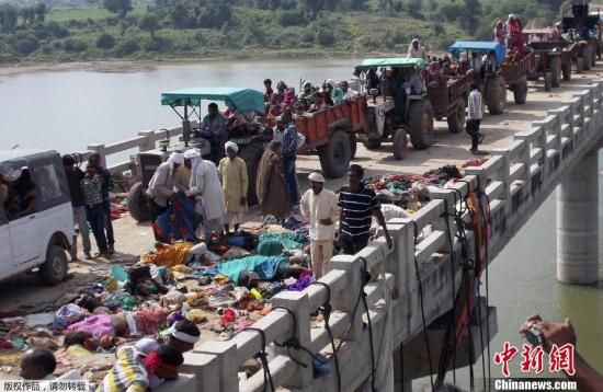 10��13�գ�ӡ�����������ǵ���һ������������̤�¼�