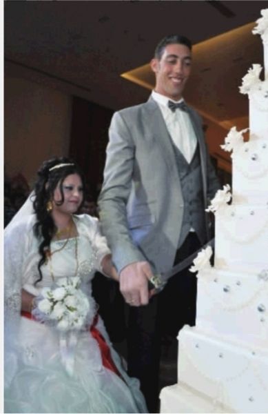 "世界第一高人"结婚 与妻子身高相差76厘米
