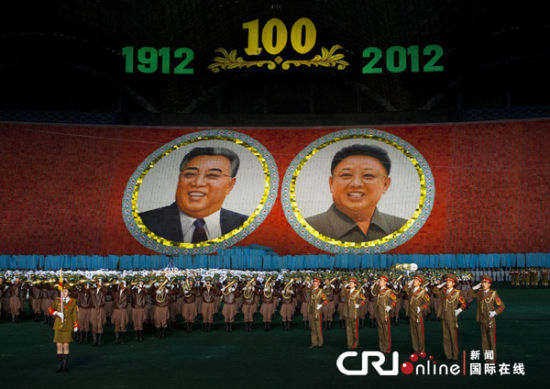 　2013年5月，万名朝鲜民众手持彩色卡片，组成巨大的马赛克图案，向已故领导人致敬。图片来源：barcroftmedia/CFP