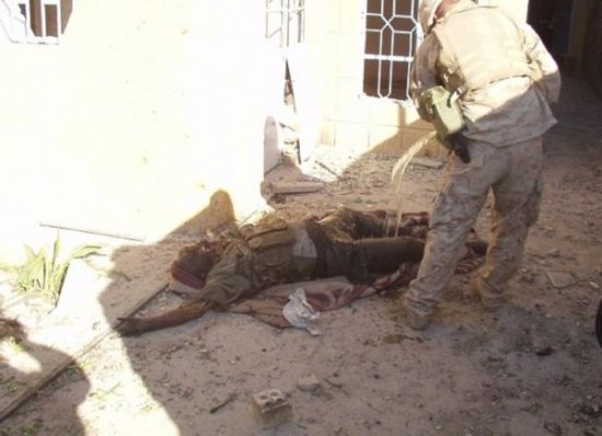 美军被曝虐尸 往伊拉克抵抗军尸骸淋汽油焚烧