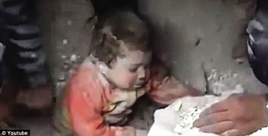 网近日出现一段视频,显示叙利亚阿勒颇遭空袭后,一名幼童被瓦砾活埋