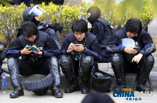 泰国稻农取消机场示威 防暴警察得闲玩手机[1]- 中文国际