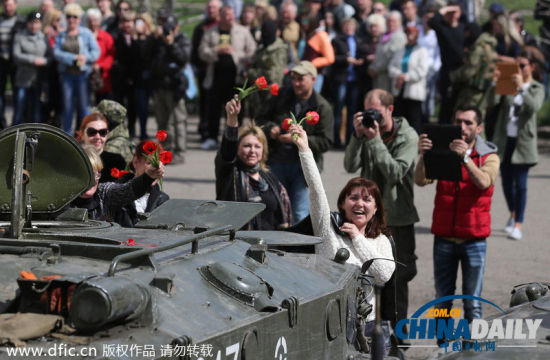 俄罗斯武装战车驶入乌东部城市 受民众夹道欢