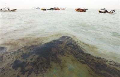 19日，韩国珍岛，沉没的“岁月”号客轮流出的油带开始出现在海面上。经过4天搜寻，潜水员未找到任何幸存者。