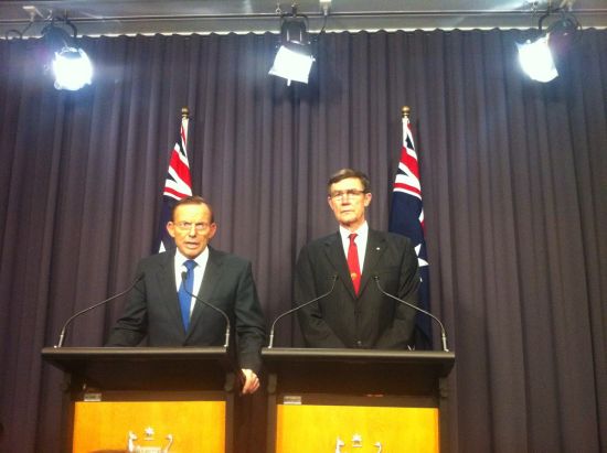 澳总理阿博特（左）和澳联合协调中心负责人安格斯·休斯顿