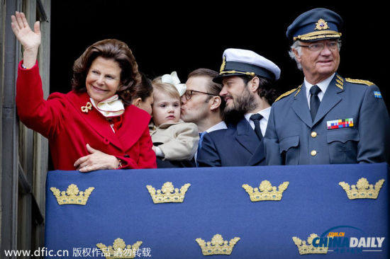 瑞典王室庆祝国王68岁生日 小公主萌态百出超