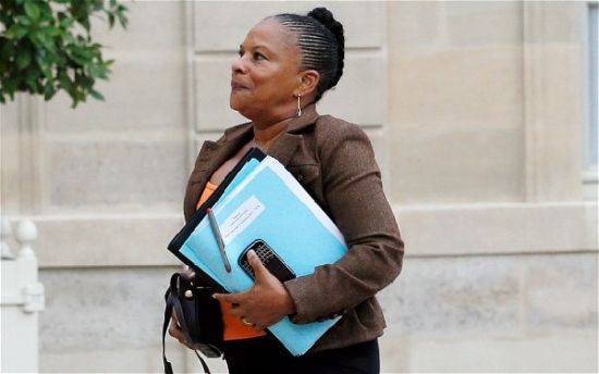 法国黑人司法部长不唱国歌惹争议 反对派呼吁