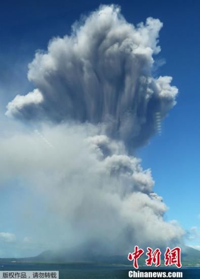 日本鹿儿岛火山喷发浓烟高达4500米(图)|浓烟